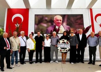 Avustralya’da yaşayan Kıbrıslı Türkler, Lefkoşa’daki anıtlara çelenk bıraktı
