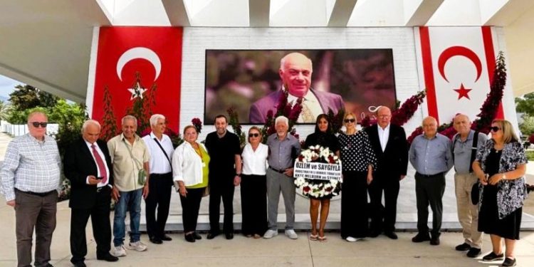 Avustralya’da yaşayan Kıbrıslı Türkler, Lefkoşa’daki anıtlara çelenk bıraktı