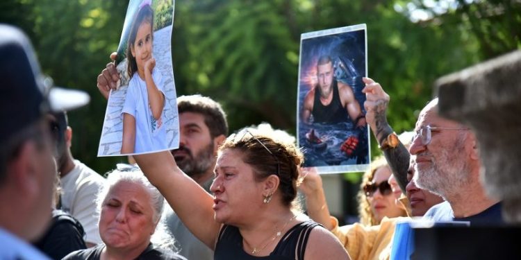 Yakınlarını kaybeden aileler Girne Mahkemesi önünden seslendi: Müebbet istiyoruz