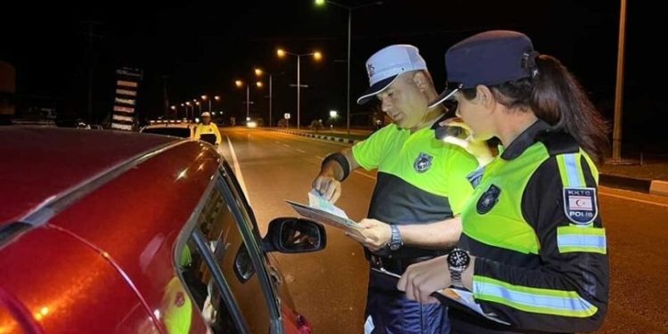 Trafik denetimleri: 34 araç trafikten men edildi, 5 sürücü tutuklandı