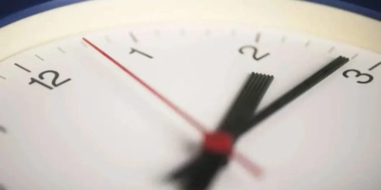 Yaz saati uygulaması sona eriyor: Pazar günü saatler bir saat geri alınacak