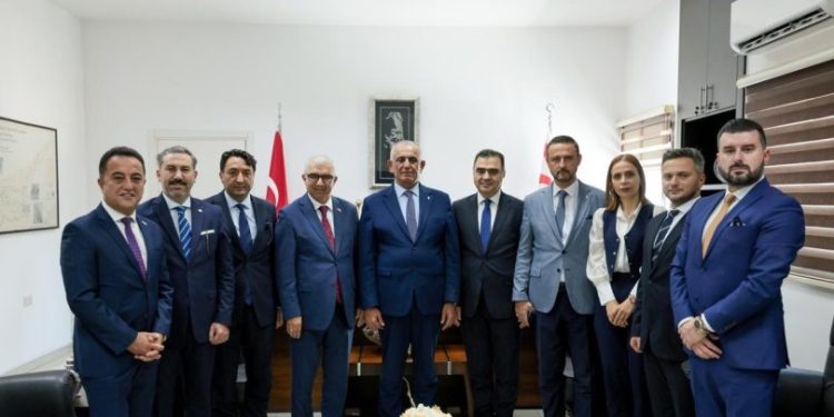 Bakan Çavuşoğlu, Türk Kızılay heyetini kabul etti