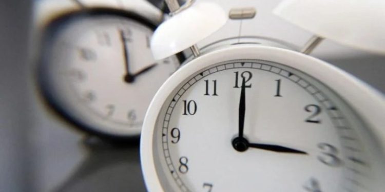 Pazar günü saatler bir saat geri alınacak