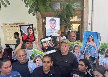 Acılı aileler Girne Mahkemesi önünde adalet taleplerini yineledi