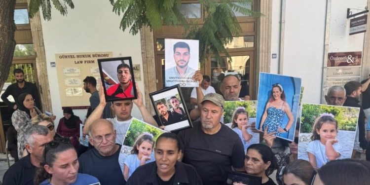 Acılı aileler Girne Mahkemesi önünde adalet taleplerini yineledi