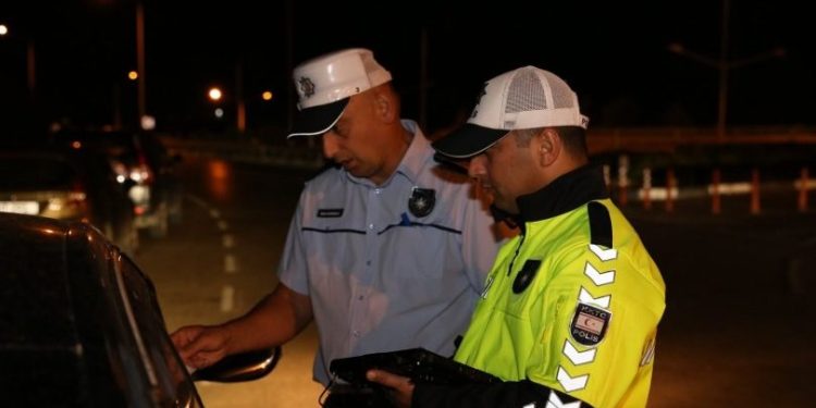 Üç ilçede asayiş ve trafik denetimi: 809 kişiye yasal işlem, 9 tutuklu!