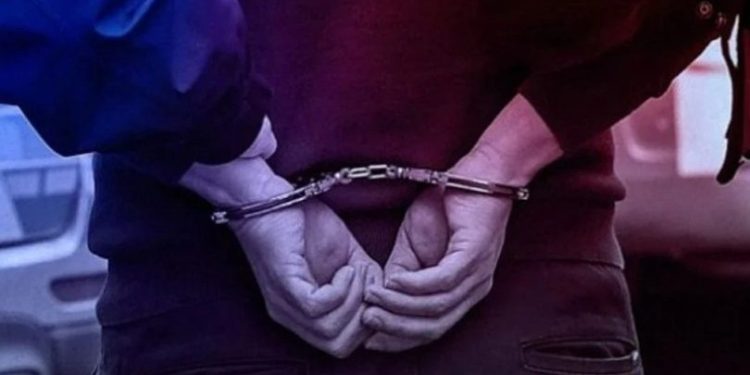 Kendini polis olarak tanıtarak döviz bürosunu dolandırdı, tutuklandı