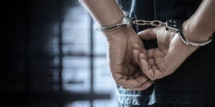 Kendini polis diye tanıtan şahıs kasiyerden 15 bin TL aldı