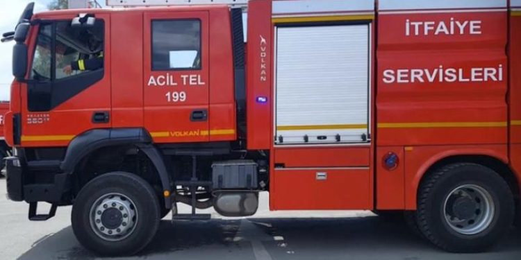 Aydınköy’de park halindeki araçta yangın çıktı