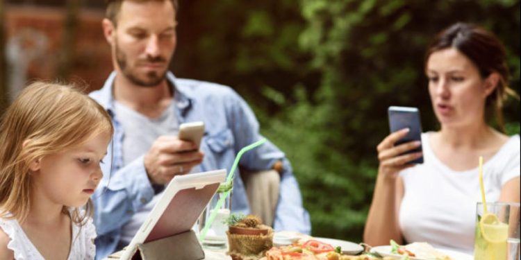 İtalya’nın Sardinya Adası’ndaki restoranlarda ailelere telefon yasağı