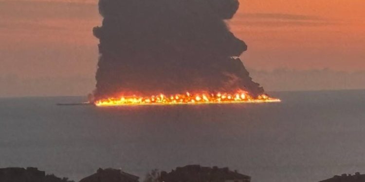 Rusya’nın Karadeniz açıklarında tankerde yangın çıktı