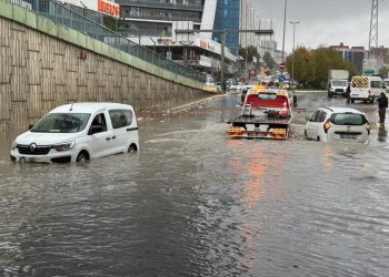 İstanbul’da sağanak hayatı olumsuz etkiledi
