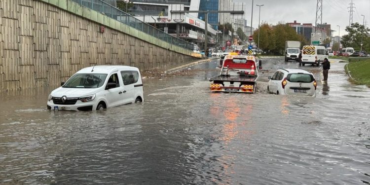 İstanbul’da sağanak hayatı olumsuz etkiledi