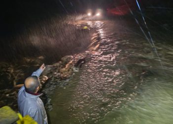 Bursa’da taşan dere nedeniyle yol ulaşıma kapandı