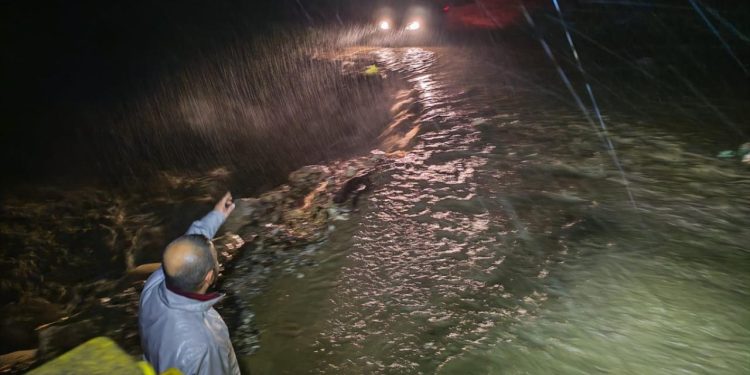 Bursa’da taşan dere nedeniyle yol ulaşıma kapandı
