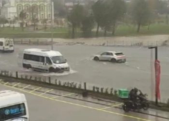 İstanbul’da sağanak: Yollar göle döndü, trafik durma noktasına geldi