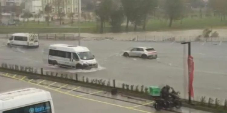 İstanbul’da sağanak: Yollar göle döndü, trafik durma noktasına geldi