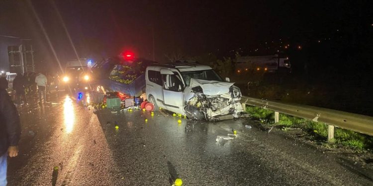 Sakarya’da zincirleme kaza: 2 ölü