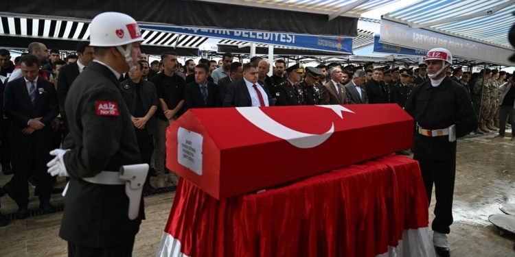Görev sırasında şehit olan askerimiz son yolculuğuna uğurlandı