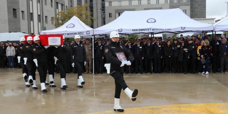 Şehit olan polis memuruna veda