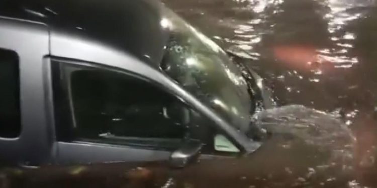 Pendik ve Tuzla’da yollar göle döndü