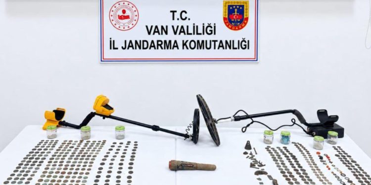 Van’da Roma dönemine ait 529 sikke ele geçirildi