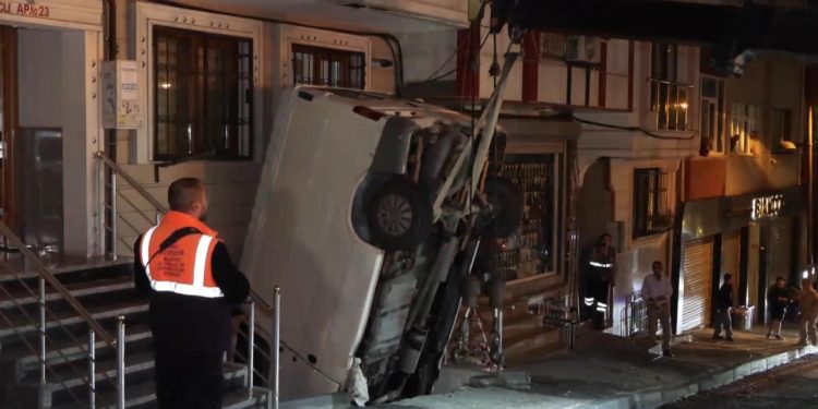 Şişli’de panelvan apartman boşluğuna düştü