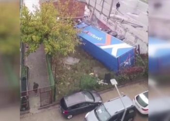 Sultangazi’de iki araca çarpan tır yol kenarına devrildi