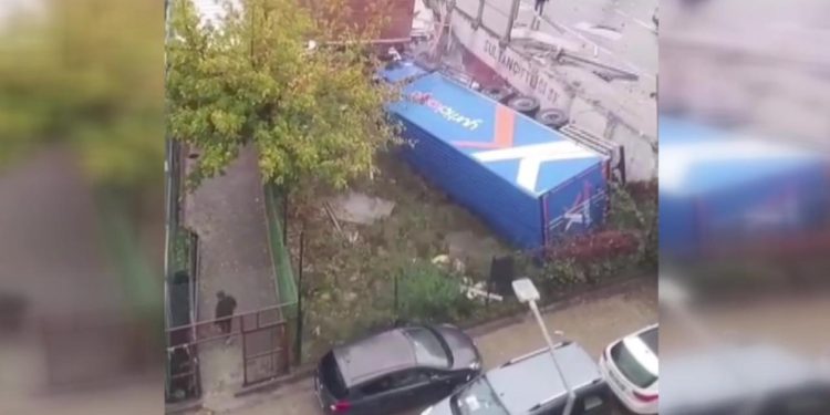 Sultangazi’de iki araca çarpan tır yol kenarına devrildi