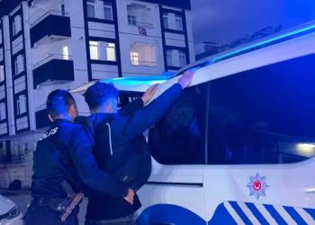 Ehliyet sınavında “kopya düzeneği”ne gözaltı