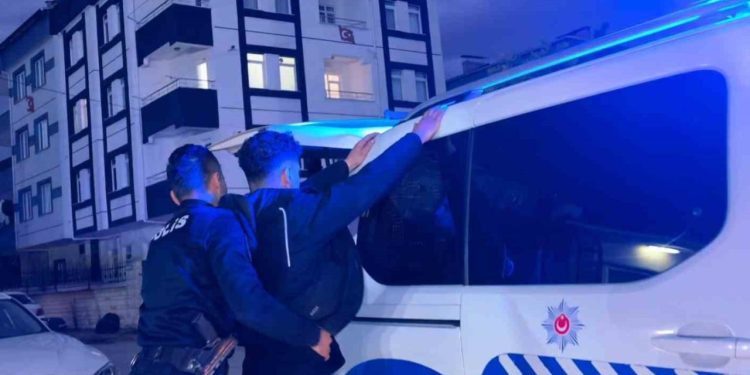 Ehliyet sınavında “kopya düzeneği”ne gözaltı