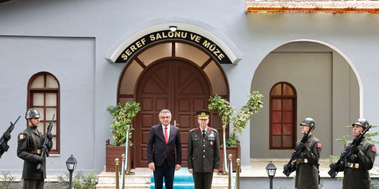 Erhürman, KTBK Komutanı Korgeneral İnaltekin’i ziyaret etti