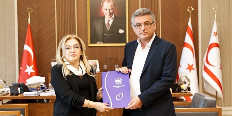 İlkan Varol, Ombudsman raporunu Erhürman’a sundu