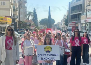 Şehit Tuncer İlkokulu öğrenci meme kanseri farkındalık yürüyüşü gerçekleştirdi