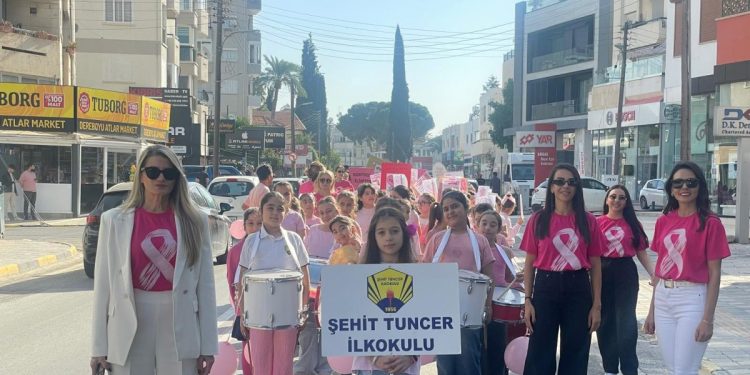 Şehit Tuncer İlkokulu öğrenci meme kanseri farkındalık yürüyüşü gerçekleştirdi
