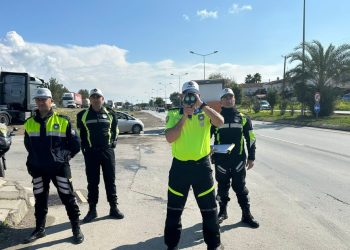 Trafik denetimlerinde 21 araç trafikten men edildi, 1 sürücü tutuklandı. 393 sürücüye yasal işlem.