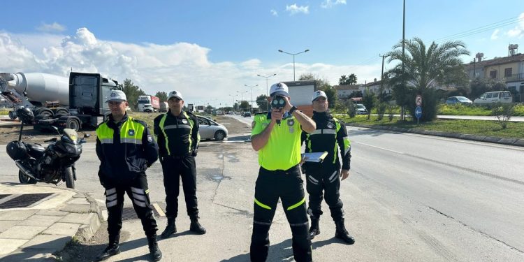Trafik denetimlerinde 21 araç trafikten men edildi, 1 sürücü tutuklandı. 393 sürücüye yasal işlem.