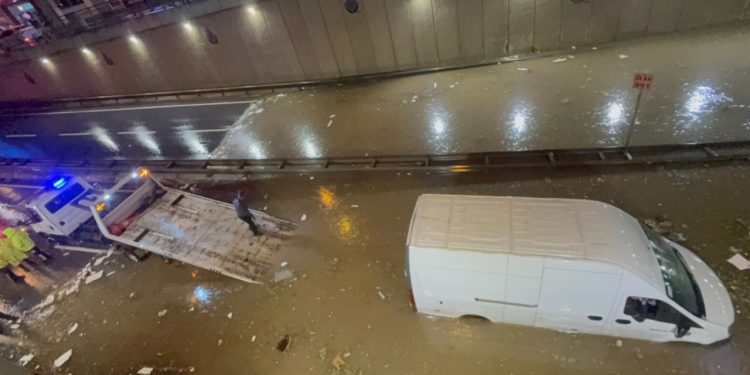 İstanbul’da dereler taştı, yollar göle döndü