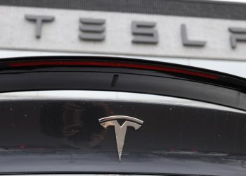 Tesla, uçan otomobil olduğunu iddia ettiği aracını tanıttı