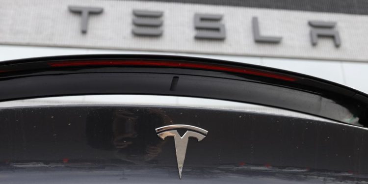 Tesla, uçan otomobil olduğunu iddia ettiği aracını tanıttı