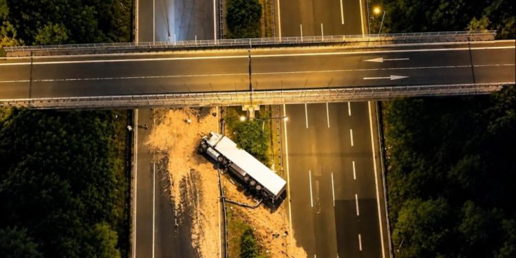 Otoyolda parfüm yüklü tır devrildi, çekicisi karşı şeride geçti
