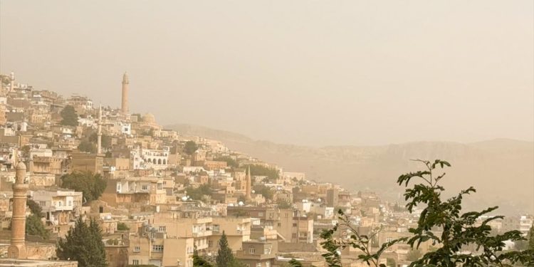 Mardin ve Şanlıurfa’da toz taşınımı etkili oldu