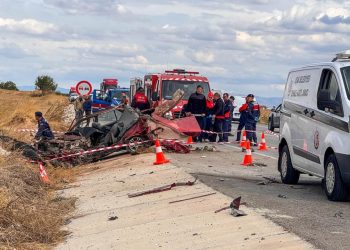 Uşak’ta kamyonla otomobil çarpıştı: 3 ölü