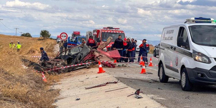Uşak’ta kamyonla otomobil çarpıştı: 3 ölü