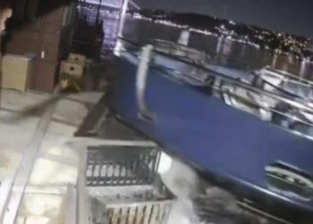 Üsküdar’da yolcu vapuru tarihi yalıya çarptı