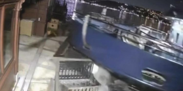Üsküdar’da yolcu vapuru tarihi yalıya çarptı