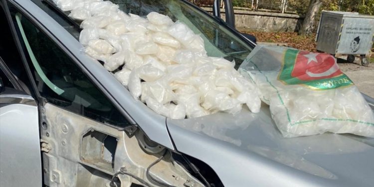 Otomobilin özel bölmesinden 40 kilo metamfetamin çıktı