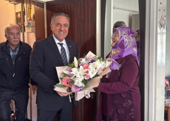 Tıkanan mazgalı bastonuyla açan Remziye teyzeye Yalova Valisi Usta’dan ziyaret