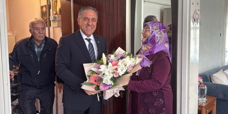 Tıkanan mazgalı bastonuyla açan Remziye teyzeye Yalova Valisi Usta’dan ziyaret