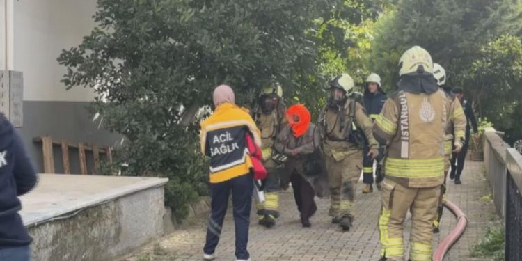Kadıköy’de 8 katlı binada yangın